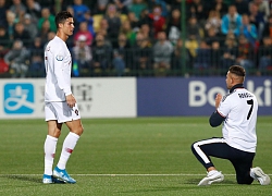 Fan cuồng vào sân quỳ trước mặt Ronaldo