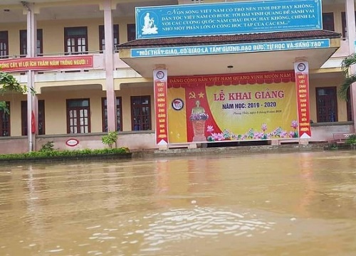 Gần 90.000 học sinh vùng lũ khai giảng năm học mới