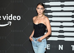 Gigi Hadid mặc quần rách khá "hiểm"