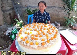 Giỏi như bà Tân Vlog: Bột trộn lõng bõng mà vẫn nướng được cốt bánh căng đét, dân làm bánh đành ngả mũ chịu thua