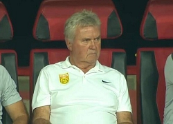 HLV Guus Hiddink thất thần, bất lực trước 2 cầu thủ U22 Việt Nam