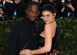 Ngày nảy ngày nay, Kylie Jenner "nuy" 100% ôm chồng dưới tán cây, nhìn thấy vòng 3 mà nóng phỏng tay