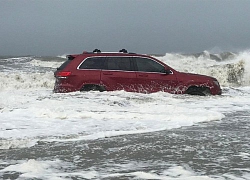 Người Mỹ ra biển thổi kèn tiễn đưa xe Jeep mắc kẹt giữa bão Dorian