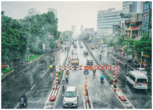 Quên cảnh tắc đường đi, dòng người hối hả dưới cơn mưa chiều tan tầm ở Hà Nội cũng thơ mộng lắm