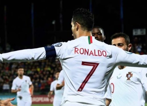 Ronaldo chói sáng 4 bàn: Báo chí thế giới ngả mũ kính nể "vua châu Âu"