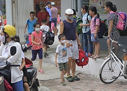 Sau vụ cháy Rạng Đông, học sinh trường Hạ Đình đeo khẩu trang kín mít đi học