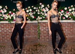 Stella Maxwell gây sốt với áo lưới hở bạo