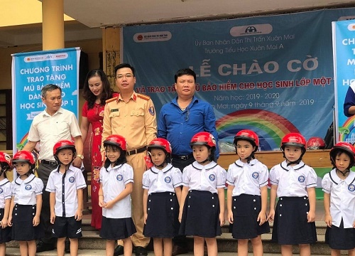 Tặng mũ bảo hiểm cho học sinh trường Tiểu học Xuân Mai A