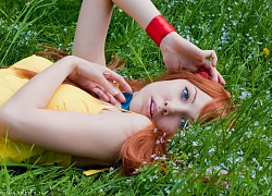 Asuka xinh xắn bên bãi cỏ nhưng có vẻ... trợn mắt hơi nhiều trong shoot hình cosplay này