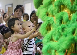 Đằng sau nụ cười rạng rỡ của những đứa trẻ "đầu trọc" đón Tết Trung thu trong viện là cả chặng đường dài giành giật sự sống