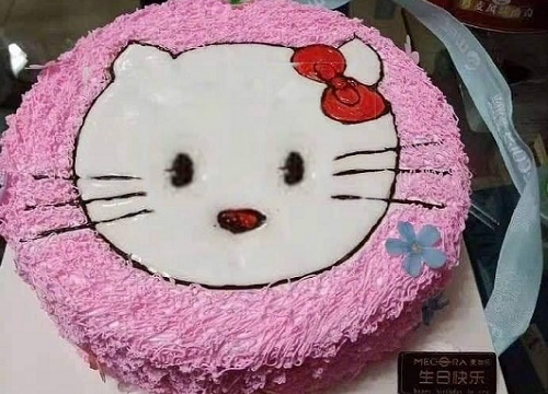 Đặt bánh Hello Kitty siêu đáng yêu, cô nàng khóc ròng khi mở ra trông thấy cô mèo "ngáo ngơ" như vừa đi bar về