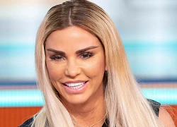 Dở khóc dở cười Katie Price đập điện thoại vì không nhận dạng được khuôn mặt hậu trùng tu đến mức thảm họa