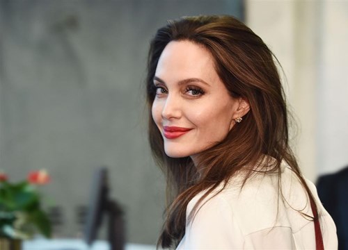 Độn gò má: Bí quyết để có diện mạo tiên hắc ám của Angelina Jolie