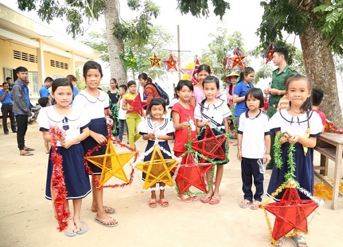 Đồng Tháp: Rộn ràng Tết Trung thu cho học sinh vùng lũ, vùng biên giới