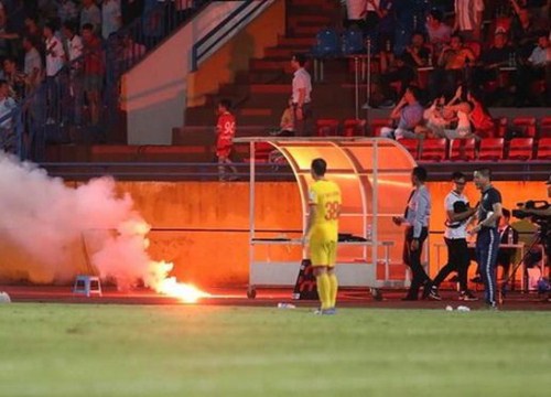 Hà Nội FC "chữa cháy" vụ fan nữ đổ máu