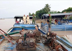 Khai thác cát trái phép trên sông Hậu giữa ban ngày