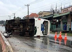 Kinh hoàng cảnh tượng xe khách văng bánh, lật nhào, 26 hành khách kêu cứu