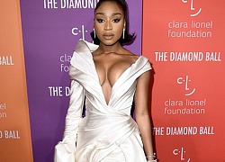 Normani khoe ngực táo bạo