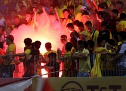 Pháo sáng chấn động V-League: Fan Đông Nam Á kinh hãi, chê "giải đấu làng"