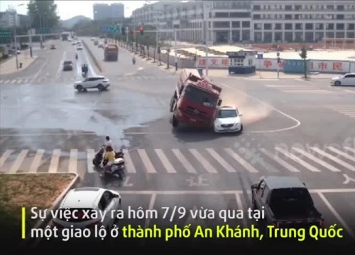 Rẽ không quan sát, xe con suýt bị xe ben đè bẹp ở Trung Quốc