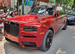 Rolls-Royce Cullinan màu đỏ độc xuất hiện tại Hà Nội với diện mạo mới