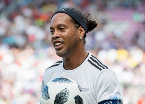 Ronaldinho bất ngờ trở lại sân cỏ