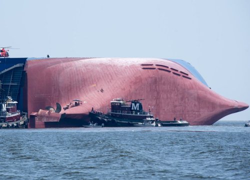 Tàu chở hàng ngàn chiếc ô tô bị lật úp ngoài khơi bờ biển Mỹ