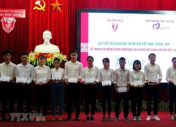 Trao học bổng cho sinh viên Đại học Huế có hoàn cảnh khó khăn