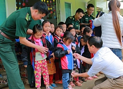 Trao quà tặng của Chính ủy BĐBP cho giáo viên, học sinh huyện Đồng Văn, tỉnh Hà Giang