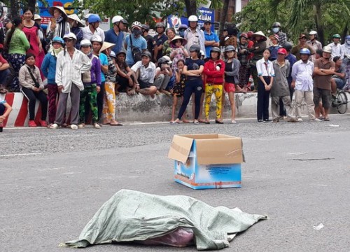 Xác minh danh tính người làm rơi bao tải chứa xác thai nhi