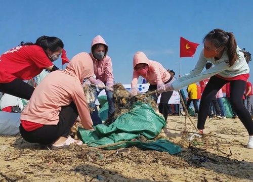 1000 bạn trẻ cùng truyền thông điệp hãy "Tử tế với biển"