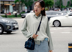 Bạn sẽ học được cả loạt cách mix đồ thoải mái và còn trendy cho mùa thu này từ street style Hàn tuần qua