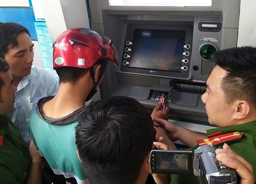 Bắt 3 người Trung Quốc làm giả thẻ ATM để chiếm đoạt tiền