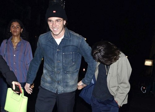 Cậu cả Brooklyn Beckham tươi cười nắm chặt tay trai lạ không rời, chẳng lẽ "đổi gu" hậu chia tay bạn gái?