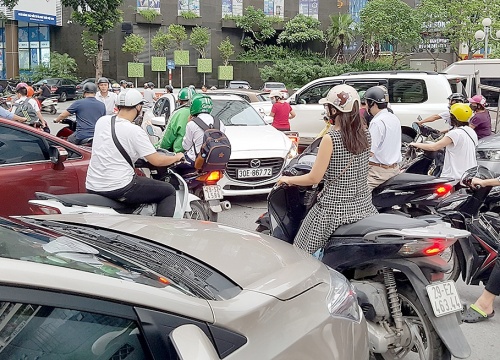 "Chôn chân" tại các điểm mở...