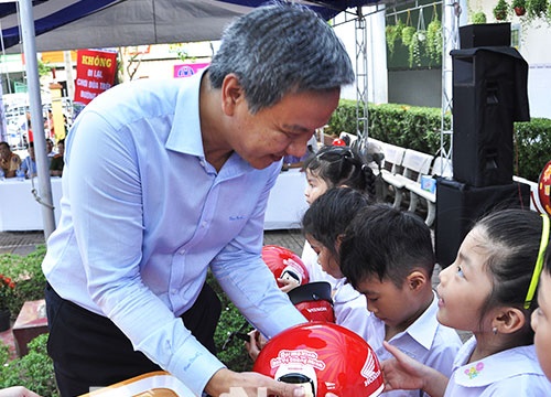 Chương trình tặng mũ bảo hiểm cho học sinh: Mang lại thông điệp ý nghĩa