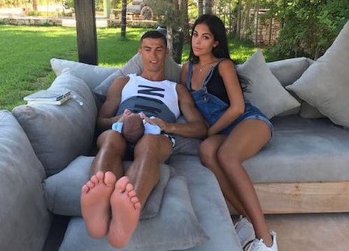 C.Ronaldo hạnh phúc khoe tình yêu mặn nồng cùng cô bạn gái xinh đẹp