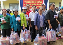 Đắk Lắk: Tặng quà cho đồng bào nghèo xã Cư Né, huyện Krông Búk