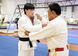 Isaac "bầm dập" vì Judo trong phim Anh Trai Yêu Quái