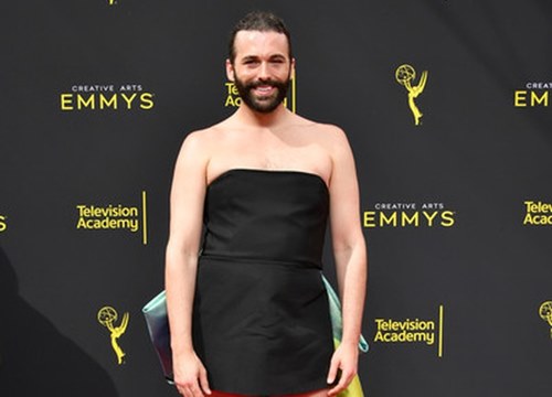 Jonathan Van Ness mặc váy dự sự kiện