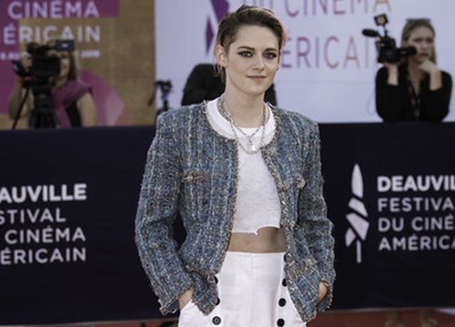 Kristen Stewart "nam tính" xuất hiện tại Pháp