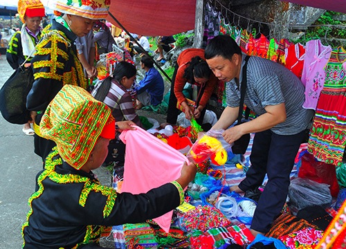 "Lạc" trong trang phục rực rỡ của người Dao trên đỉnh Mẫu Sơn