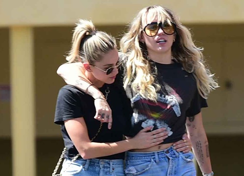 Miley Cyrus và Kaitlynn Carter hâm nóng tình cảm bằng cách diện đồ đôi trên phố LA