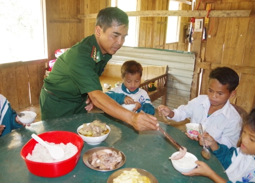 Nhận 19 học sinh có hoàn cảnh khó khăn làm "Con nuôi đồn Biên phòng"