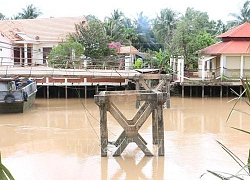 Sà lan va chạm làm sập cầu Sông Mã, thành phố Bến Tre