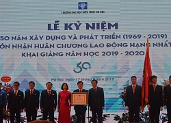 Trường Đại học Kiến trúc Hà Nội đón nhận Huân chương Lao động hạng Nhất