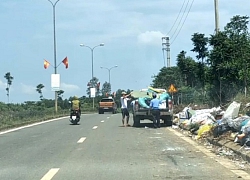 Truy tìm hai người đàn ông đi ô tô bán tải ngang nhiên vứt rác bên đường mòn Hồ Chí Minh