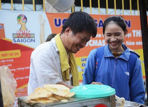 Xe bánh nướng làm khách 'đau bụng', anh chủ cam kết 'kể không cười không lấy tiền'