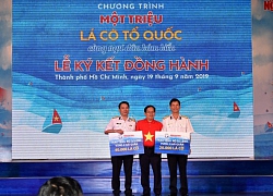 100.000 lá cờ Tổ quốc được trao cho ngư dân để cùng bám biển