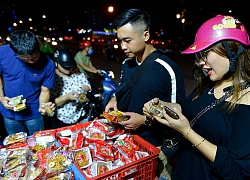 Bán tháo bánh Trung thu giá siêu rẻ, khách đổ xô mua